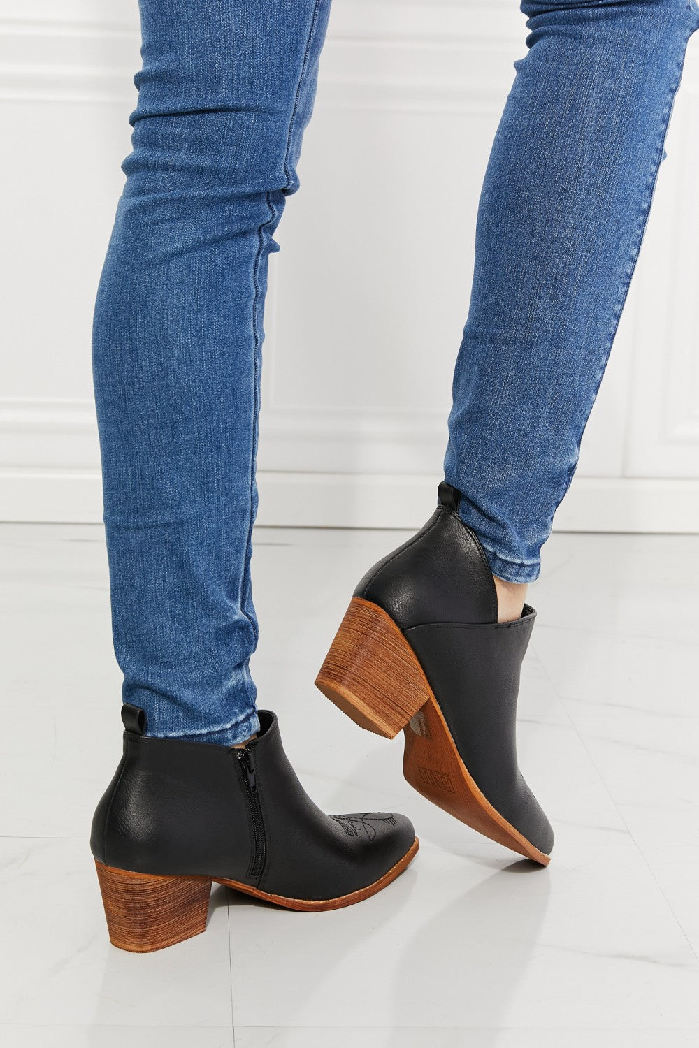 MMShoes Embroidered Crossover Cowboy Pointy Toe Stacked Heel Bootie Ankle Boots in Black Trust Yourself