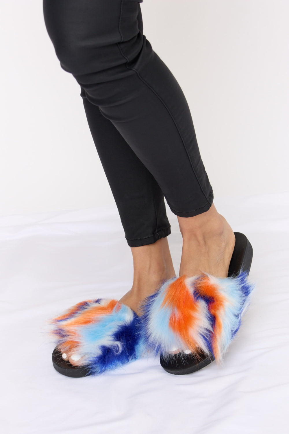 Forever Link Plush Fuzzy Plush Comfy Slide On Flat Open-Toe Blue Multicolor Sandals